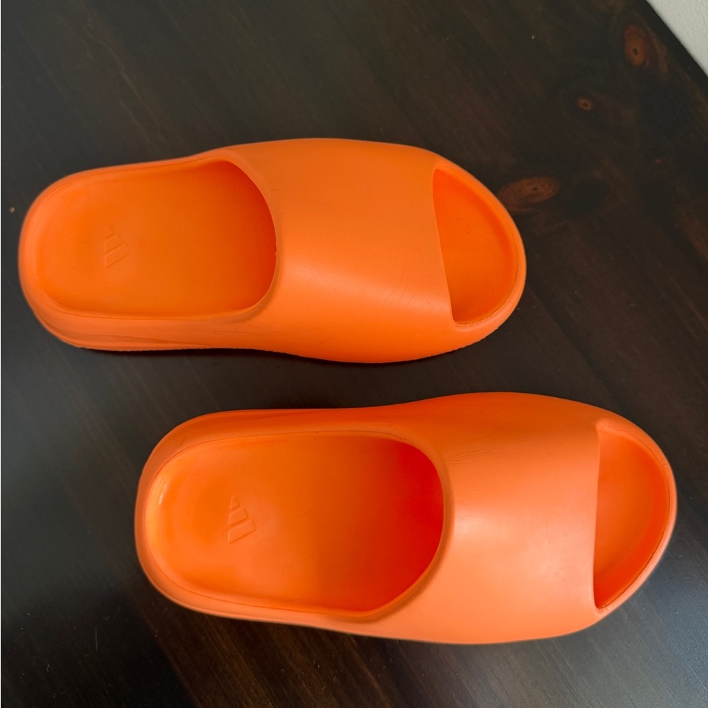 Yeezy Slides - Bright Orange